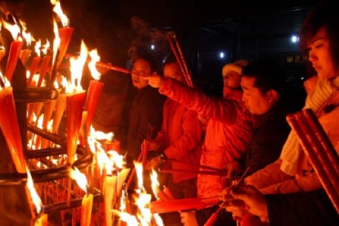 梦见逝去的亲人指引，烧香的寓意与心灵慰藉