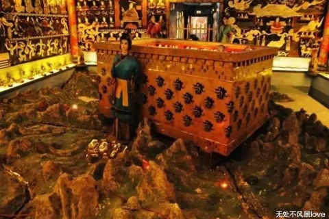 梦回千年，坟地幻化为皇宫的奇幻之旅