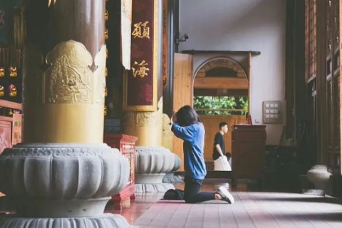 梦到亲人在人家家里拜佛，探寻梦境背后的深层含义与启示