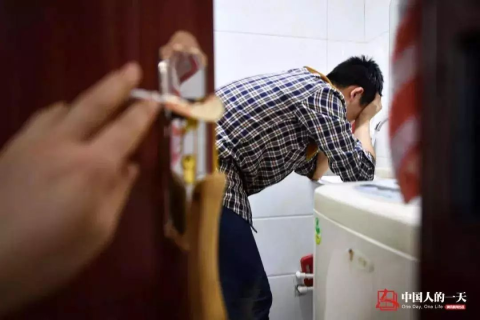 梦见本要上厕所打开门有人在洗厕所，探索梦境中的隐秘信息