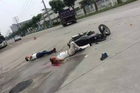 梦境解析，梦到很多血的车祸现场——内心深处的警示与释放