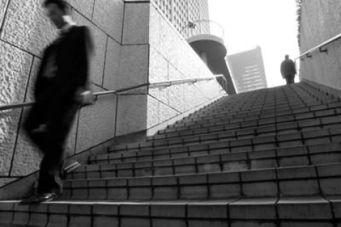 梦见自己下楼梯然后上楼梯，探索梦境中的双重旅程
