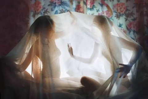 梦境与现实交织的微妙情感，我骗一个女孩说我昨晚梦见她，该如何优雅回应？