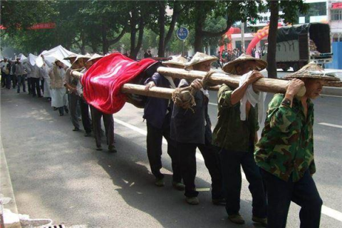 梦境探秘，我梦见和别人送红棺材的深层含义与解析