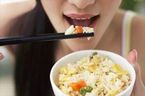 梦境解析，为何会梦到在厕所吃饭？