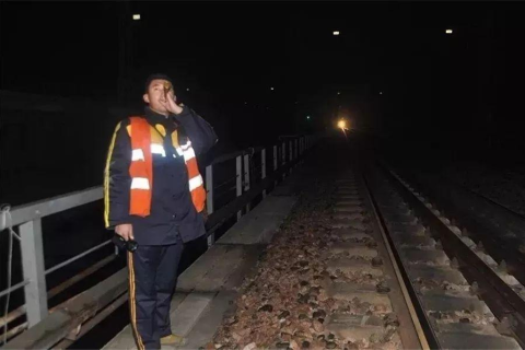 梦境的警示，梦见坐火车把娃丢了，寓意何在？