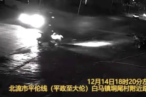 梦境迷雾中的亲情牵绊，梦见在浑水中行走，老公与儿子驾车离去