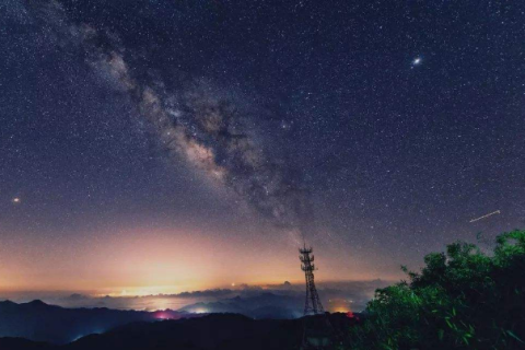孕妇孕中期梦境解析，炽热红日突现黑珠，寓意何在？