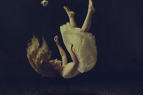 梦见脖子上挂红绳求解，探寻梦境背后的深层含义与心理启示
