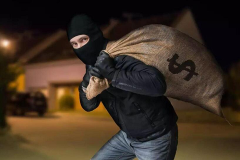 梦境中的无声呼救，解读梦见家里进小偷被我发现我想喊人喊不出声音之后小偷就追杀我的深层含义