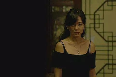 梦境交织的情感纠葛，梦见自己背着老婆有女友，解析深层心理暗示
