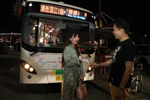 梦境交织，与男友共乘公交的浪漫之旅