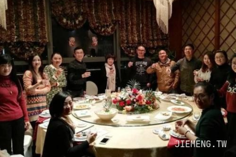 梦见请同学吃饭，重温旧梦，探寻人际关系的深层含义