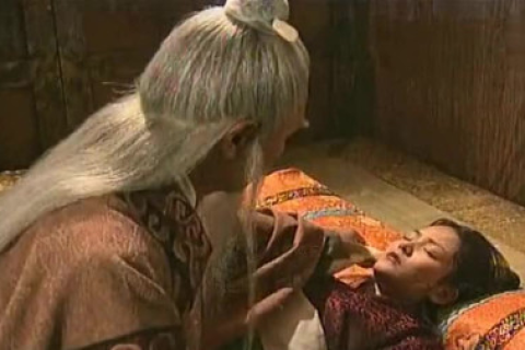 梦见自己被人追赶然后不知怎么我就在水里旁边还有已经死掉的好