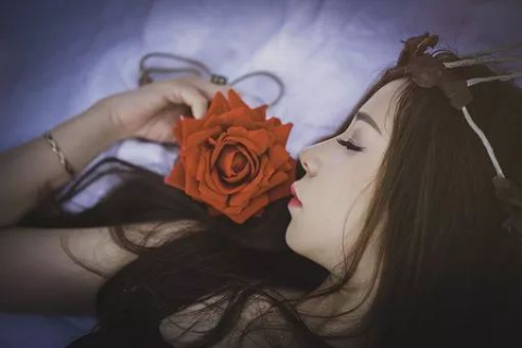 女朋友说梦见自己喜欢别人，解读梦境背后的情感密码