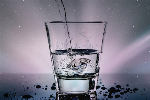 梦见跌倒但杯里的水没洒，寓意与解析