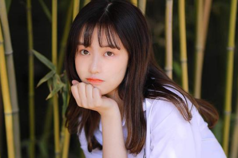梦见喜欢的人对自己既不冷淡又不热情，梦境背后的情感纠葛与自我探索