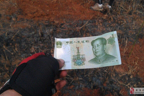 周公解梦，梦见新坟前捡钱的深层含义与预兆