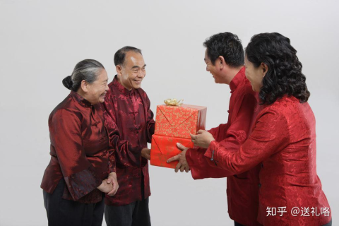 梦见老人送我礼盒，周公解梦与心灵深处的寓意