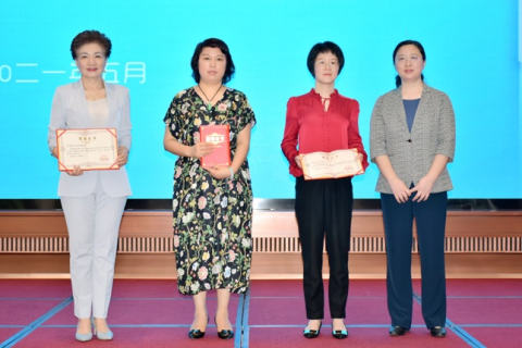 梦回往昔，泪洒寻父路，一场穿越时空的情感之旅