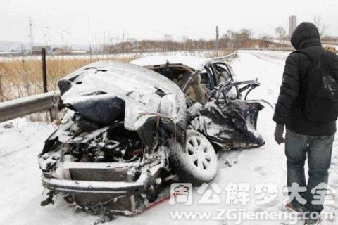 求高人解梦，我梦到了很多死人，似乎都是因车祸而逝