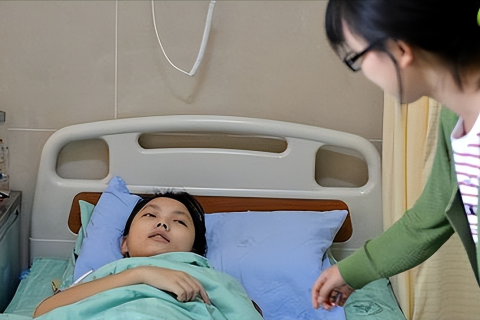 梦见墓中死人活来并且看到了棺材板，预兆与梦境解析