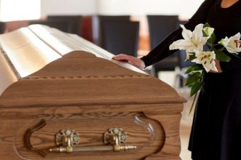梦见一家死了两个人，一个盖棺，一个没盖，而且我还在死人床上睡