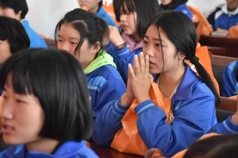 梦境的隐喻，解析梦见别人拿带月经的卫生巾给自己的深层含义