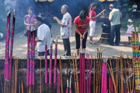 梦见自己烧香拜神，探寻梦境背后的深层含义与预示