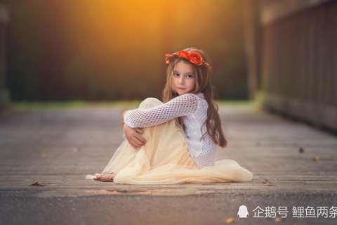 梦见喜欢的人与女孩暧昧，旁边还坐着小孩，梦境背后的情感解析
