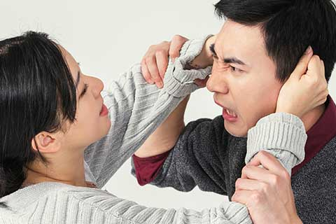 梦见老公打自己在外面耍的男人，深层寓意与心理解析