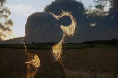 梦境解析，梦中人从楼上跌落却未丧生，仅腿部流血的深层含义