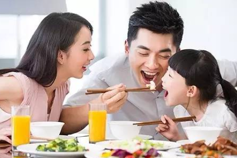 我梦见和自己家人在一起吃饭，家庭和睦与情感纽带的预兆