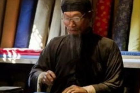 梦境与现实交织，梦见去世的爷爷还活着，并向我索要衣物交换的深层含义