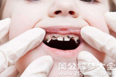 梦见自己牙掉了还出两颗新牙面容还很丑陋不愿见人，周公解梦与心理分析