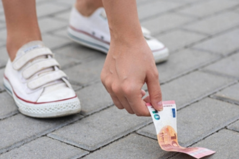 做梦梦见捡钱好不好？解析梦境中的财富预兆与心理暗示