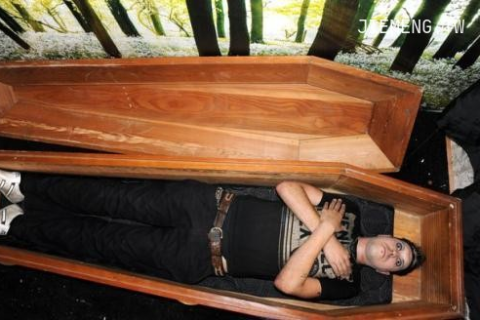 做梦梦见棺材和死的人活了又死了，探索梦境背后的深层含义