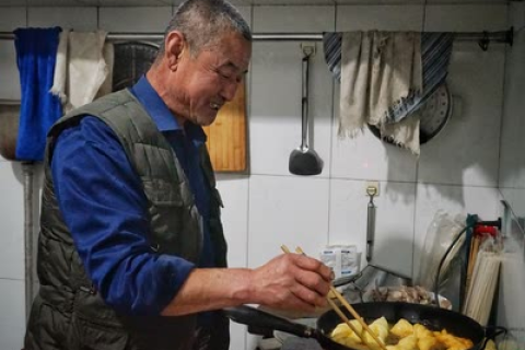 梦中重逢，奶奶与父亲的温馨榨油糕时光