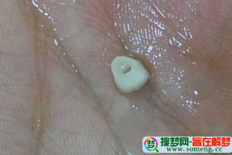 梦见左边上面掉了一颗大牙，解读梦境中的预兆与启示