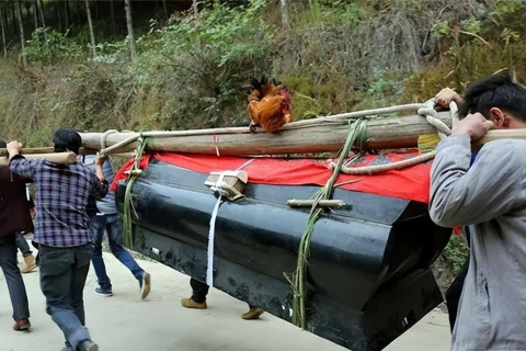 梦境中的哀伤与重生，解析梦见老公死了装棺材里别人给他穿衣服的深层含义