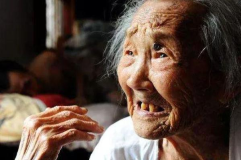 梦境与现实交织，梦到去世三年的姥爷还活着并赠予一百元钱的深层含义