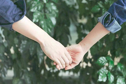 梦境交织的情感纽带，梦见与昔日暗恋者共育爱女