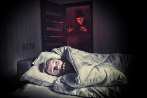 梦境中的安宁，解读做梦梦到半夜家里被偷自己睡觉不知道而且也没有丢东西的预兆与启示