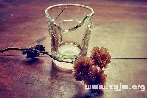 梦境解析，晚上梦见摔碎玻璃杯的象征意义