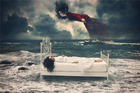 梦境解析，梦见活着的人死而复生并追逐自己