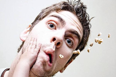 梦境奇观，梦见自己一下掉了45颗右边上面的牙齿——这究竟意味着什么？