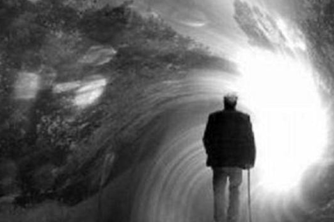梦境与现实交织，探索梦到已去世的亲人并没有死的深层含义