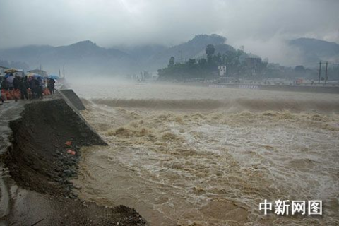 梦见洪水和地震，自然之怒与内心波动的交织