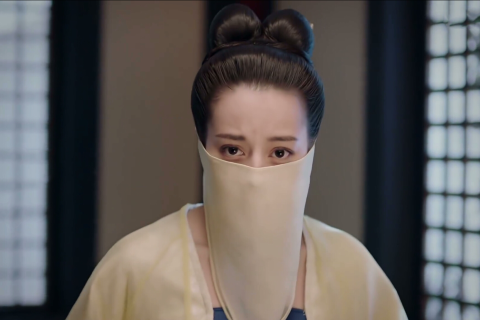 梦境交织，与陌生男子共餐的情感探索