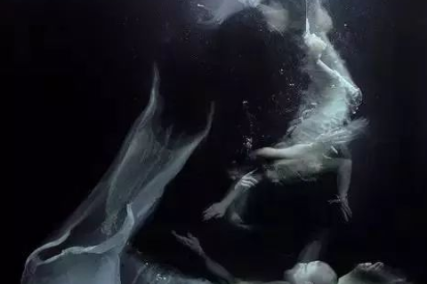 梦境交织的情感纠葛，梦见男友离世，与弟弟的隐秘情愫